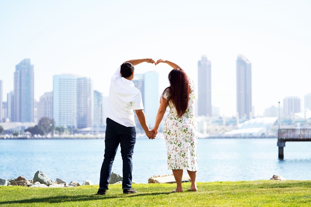 Adorable,Young,Couple,Holds,Hands,And,Forms,A,Heart,Towards